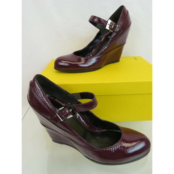 NIB FENDI BURGUNDY CRACKED LEATHER BUCKLE FF LOGO WEDGE PUMPS 38.5 / 8.5